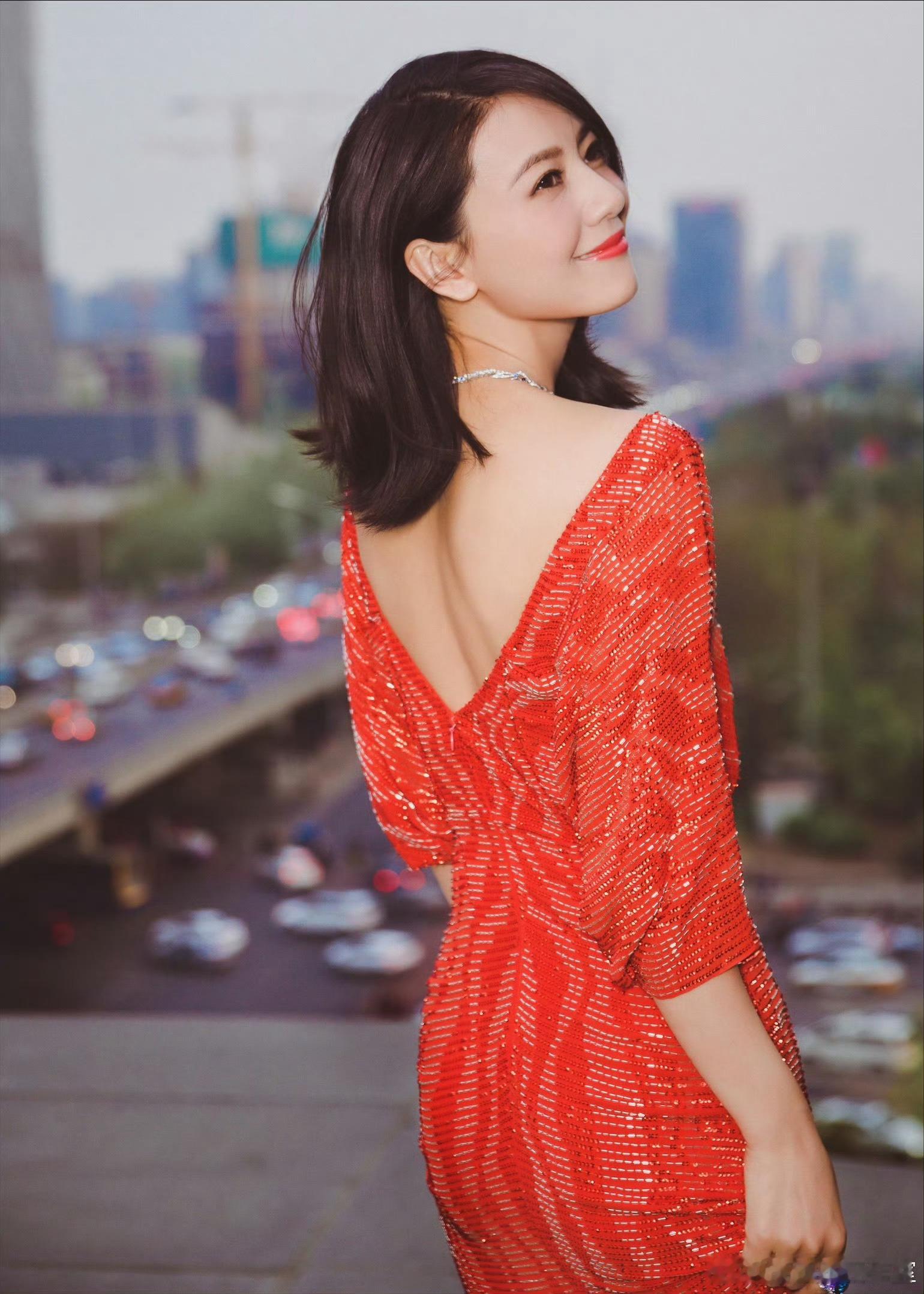 我一直都觉得，好多人衣柜里的衣服，都逃不过“只爱穿一年”的魔咒。就像姐姐这身红裙