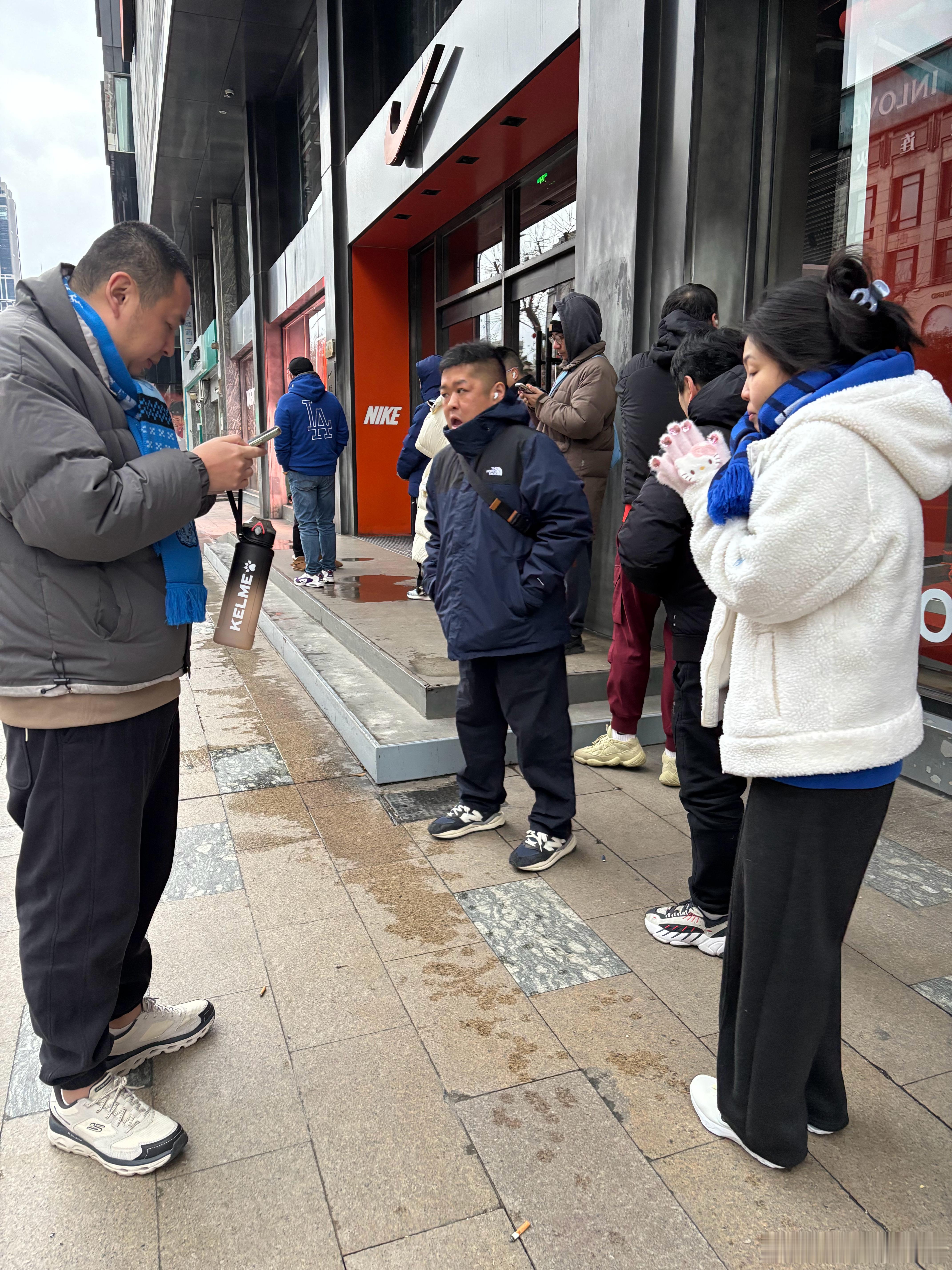 9:00售卖，7:30已经在排队了，这样的球迷中超你给我找第二家出来！早点双向奔