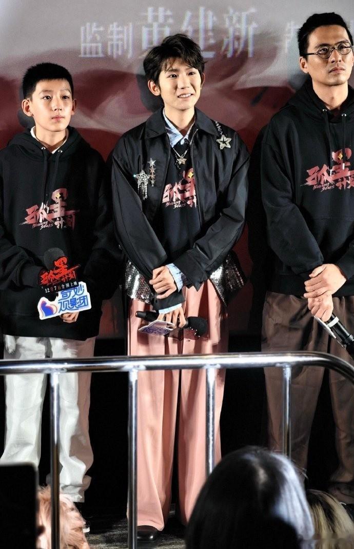孤星计划首映礼，王源生图跟精修差距也太大了吧？ 看起来一点精神没有 