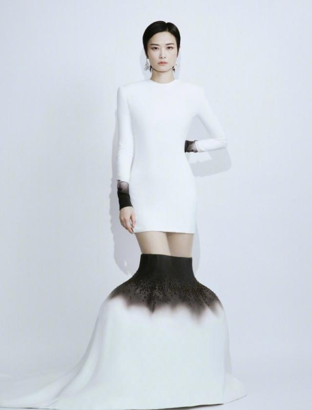 刘亦菲和李宇春粉丝在隔空交流！
一个是VOGUE盛典压轴，一个是ELLE风尚大典