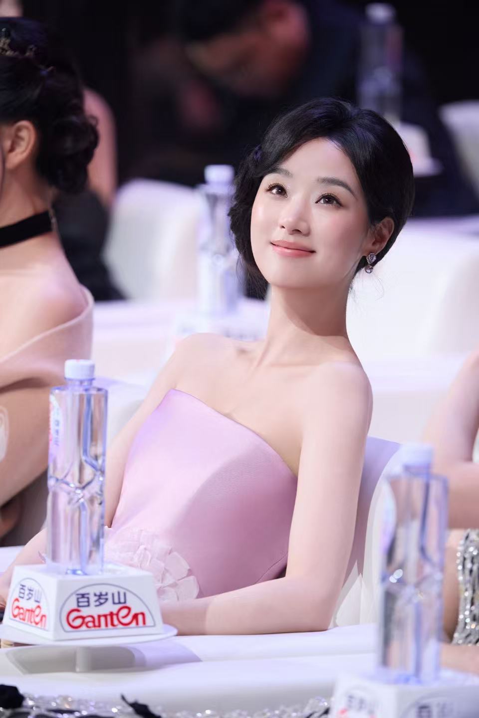 王小亿内场这个美 王小亿内场美到心巴！粉紫色抹胸长裙温柔仙气，衬得皮肤白皙透亮，