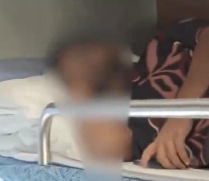 女子坐火车上了个厕所，转头卧铺就被外国人给占了，因为沟通不畅没叫醒对方，事后发视