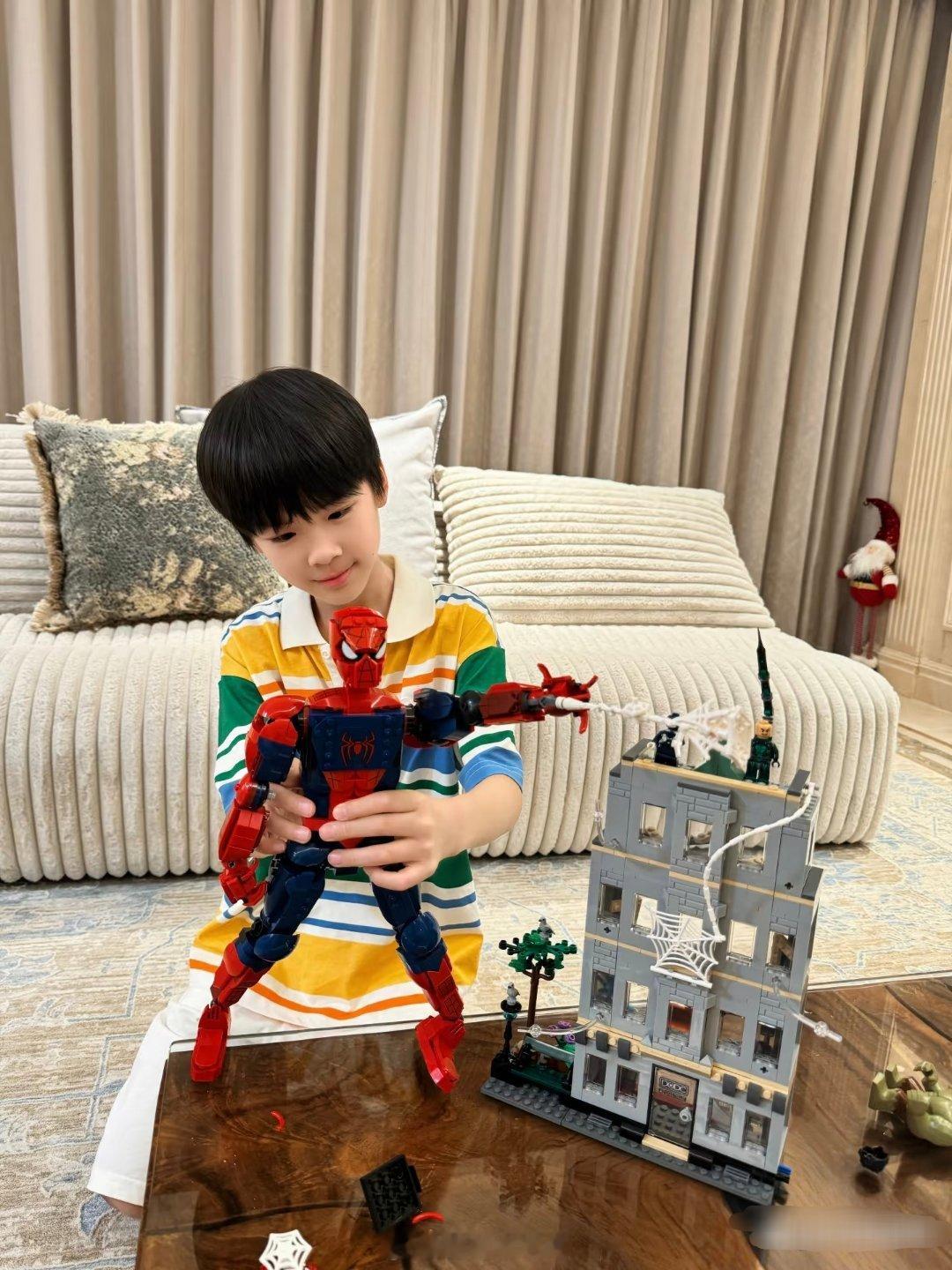 43岁黄圣依和小儿子在家中拼玩具，母子俩看起来关系真好！儿子遗传了她的冷白皮，五