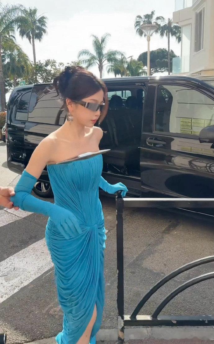 虞书欣戛纳蓝色妖姬造型 虞书欣两套造型亮相戛纳活动，好美好闪耀，生图也很绝！ 
