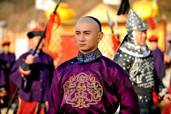 1735年，兵部判处岳钟琪将军“斩立决”，谁曾想雍正却说再等几天，先罚款70万两