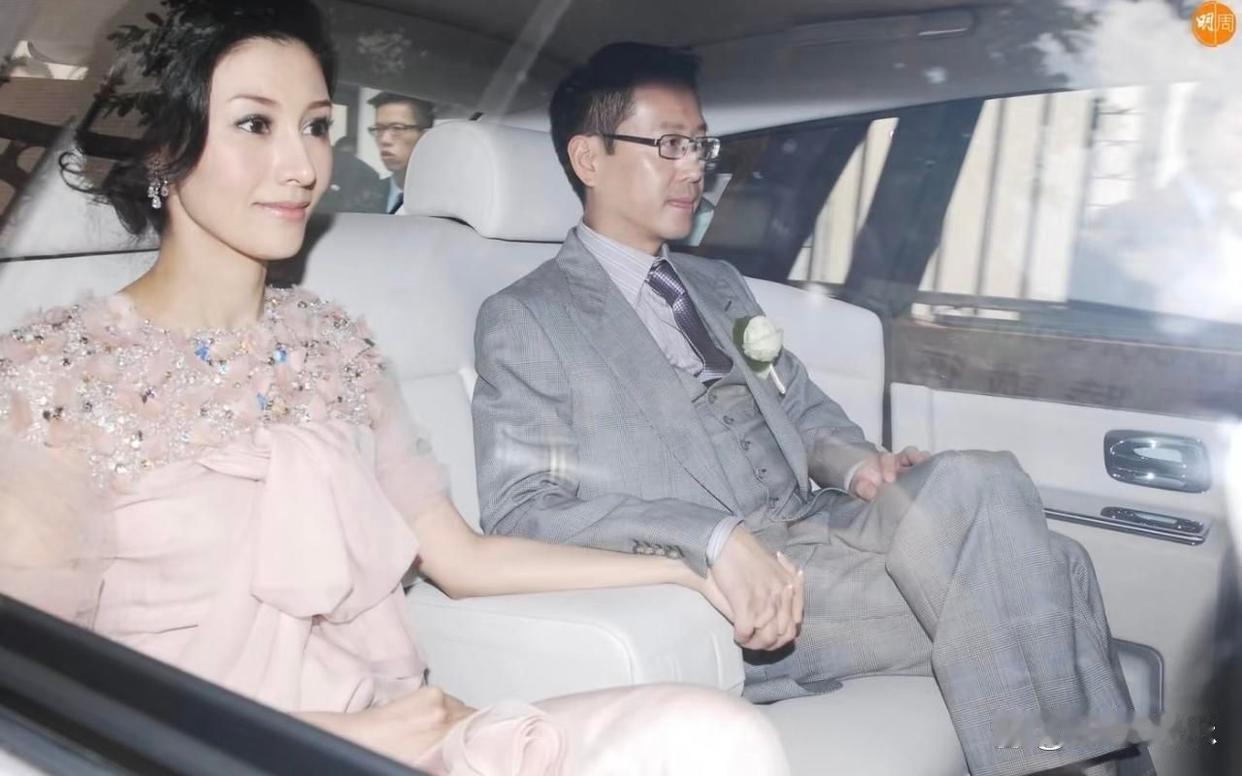 这对豪门夫妻可真是恩爱，即便在车里也要十指紧紧相牵。据说，这张相片是记者将摄像头