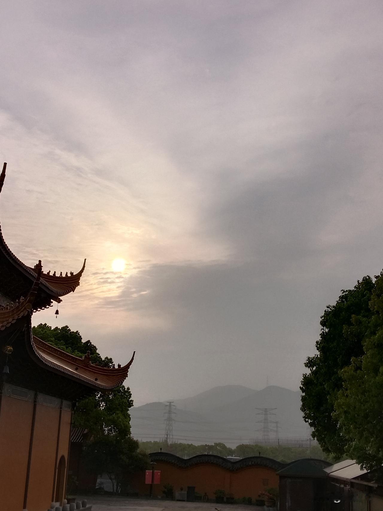 英王出国访问，更多地体现出外交礼节层面的象征意义。毕竟，外交正式场合遵循对等原则