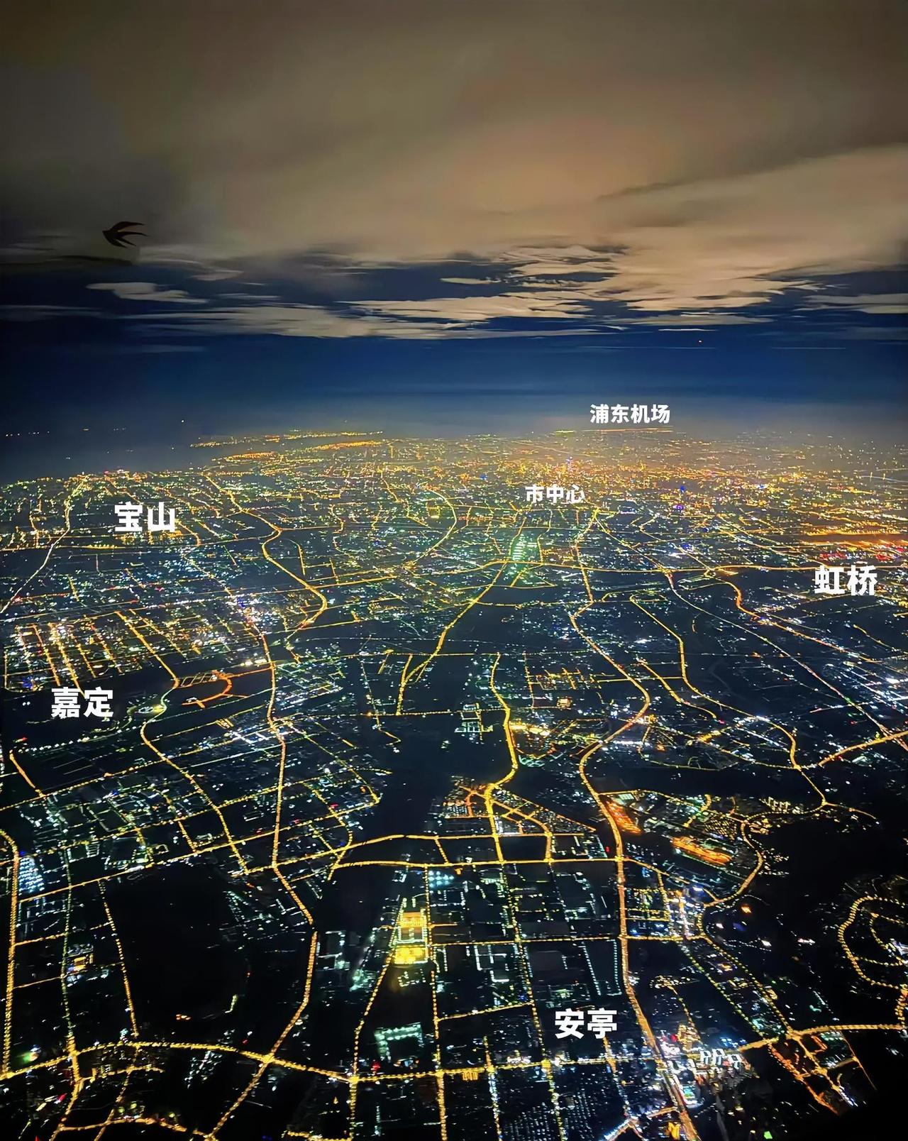 上海高空俯视图：两大国际机场、陆家嘴的天际摩天楼、还有无数次在地图上才能看清的街