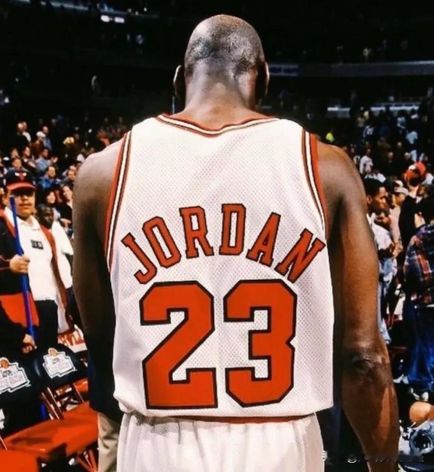 迈克尔·乔丹从未在 7 场系列赛中被横扫。

勒布朗·詹姆斯即将在 7 场系列赛