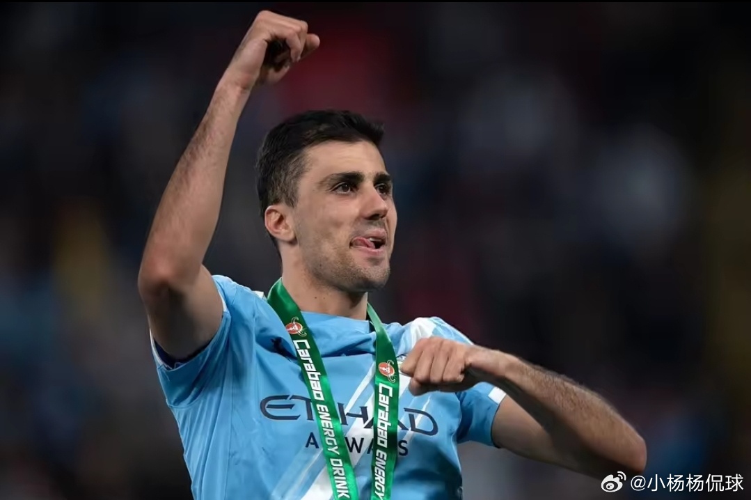 罗马诺：皇马对罗德里兴趣浓厚，曼城已向球员提供一份新合同根据罗马诺报道，曼城已经