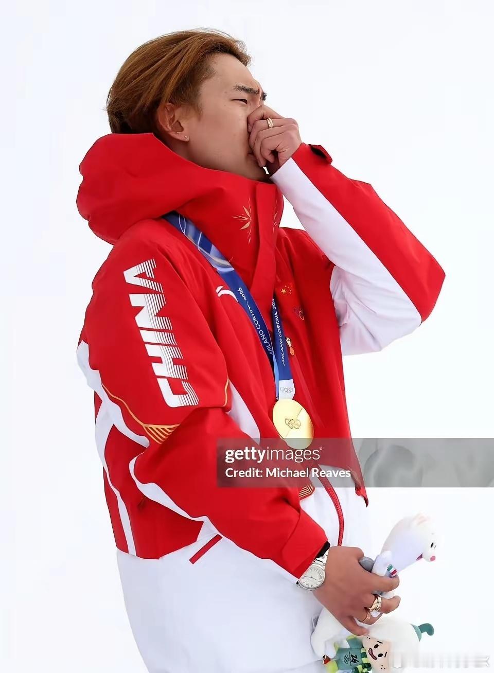 苏翊鸣冬奥会夺冠时刻，绝对是合格代言人，两枚卡地亚戒指，一只卡地亚蓝气球。