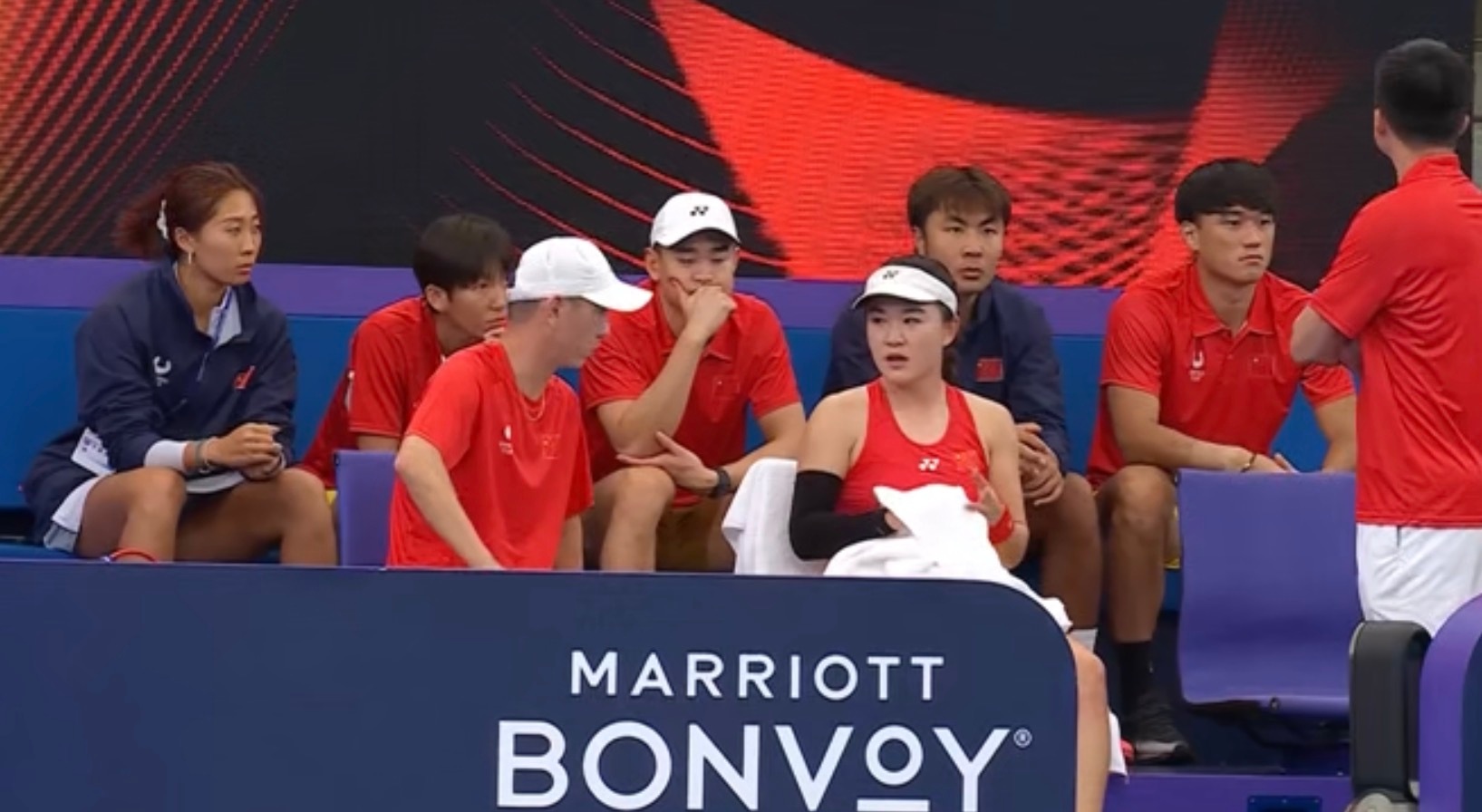 联合杯女单首盘，朱琳2-6梅尔滕斯。梅姐姐原来是去年前100的一发得分率第三名，