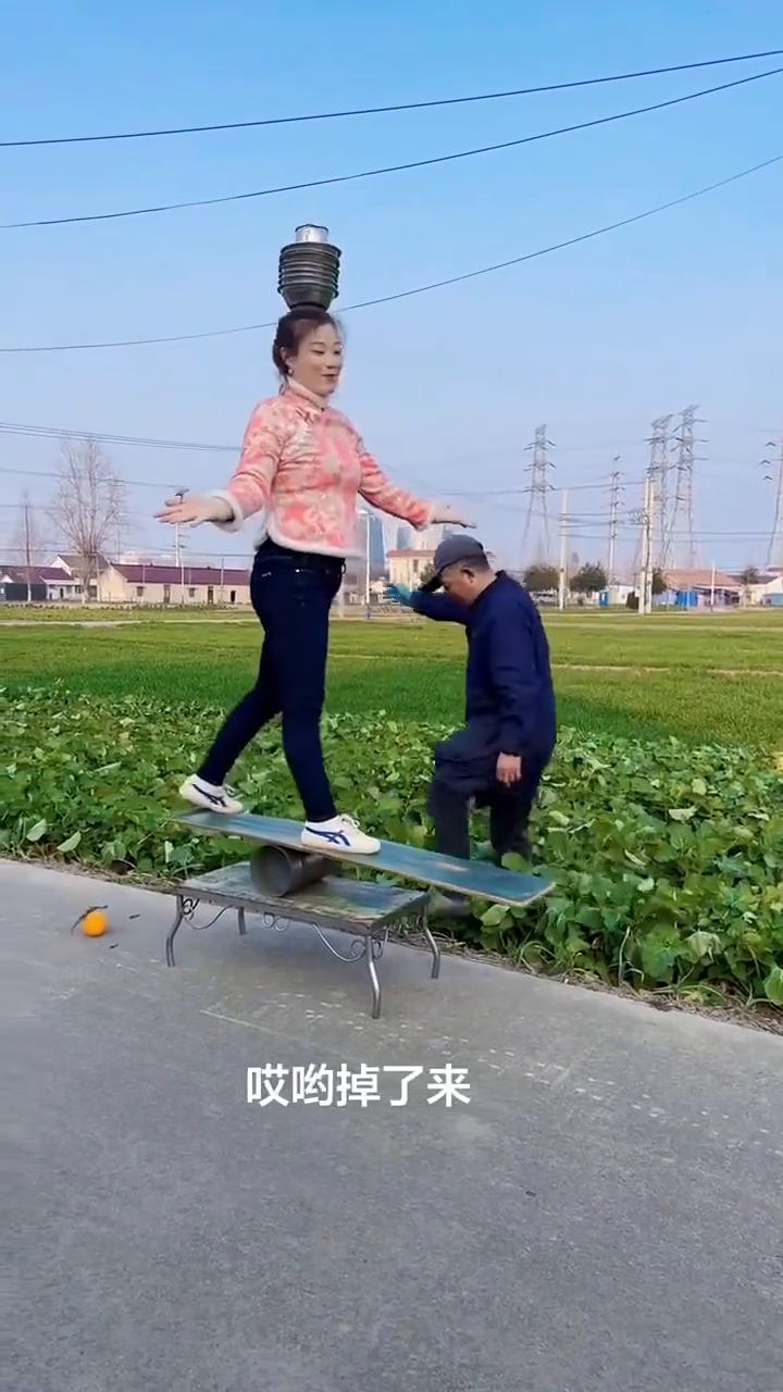 橙子这个能不能进去？真的。掉了，没事，再来一次。又掉了，有没劲，又掉了，又坏了，