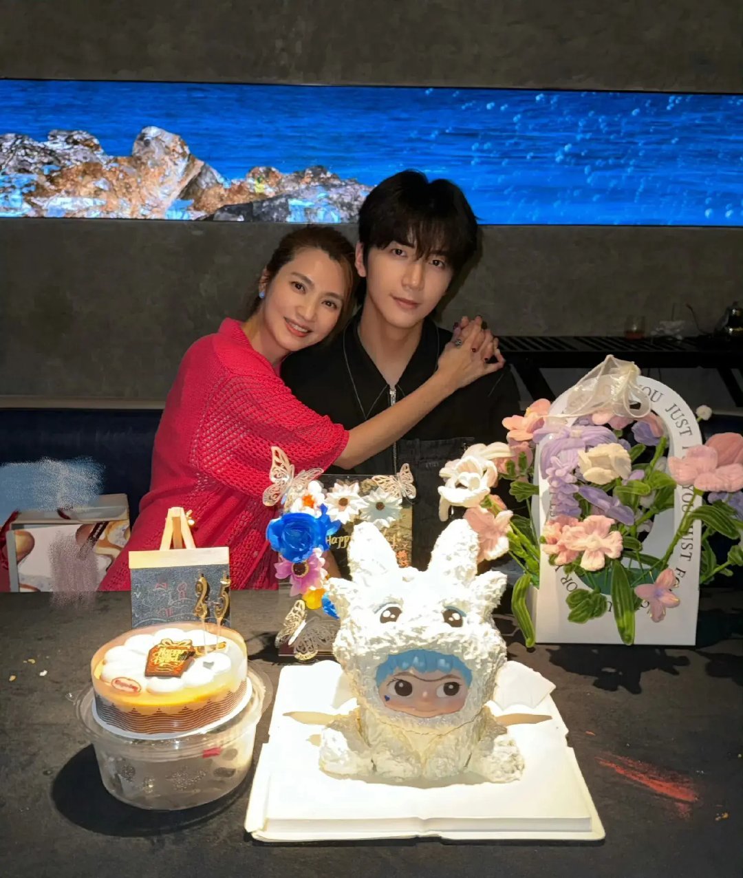 洪欣为儿子庆生，25岁张镐濂搂着同母异父的妹妹，娘仨同框颜值高！ ​​​
