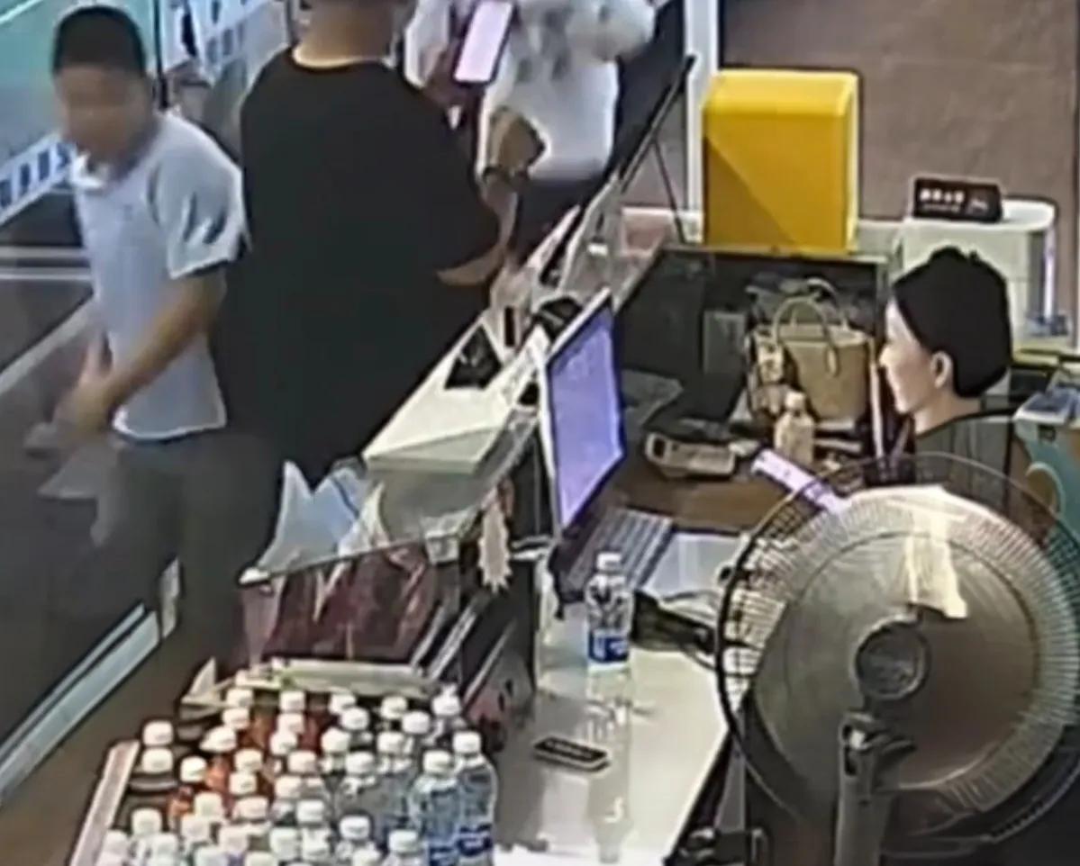 俩少年喊“阿姨”被拒绝进门，得喊“姐姐”才行！

这事乍看是称呼翻车，细想是社交