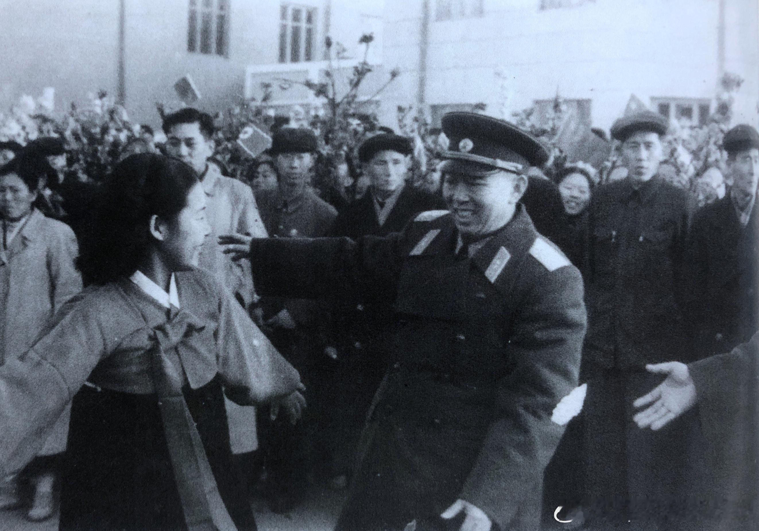 1964年刘亚楼访问朝鲜，与朝鲜人民载歌载舞历史影像