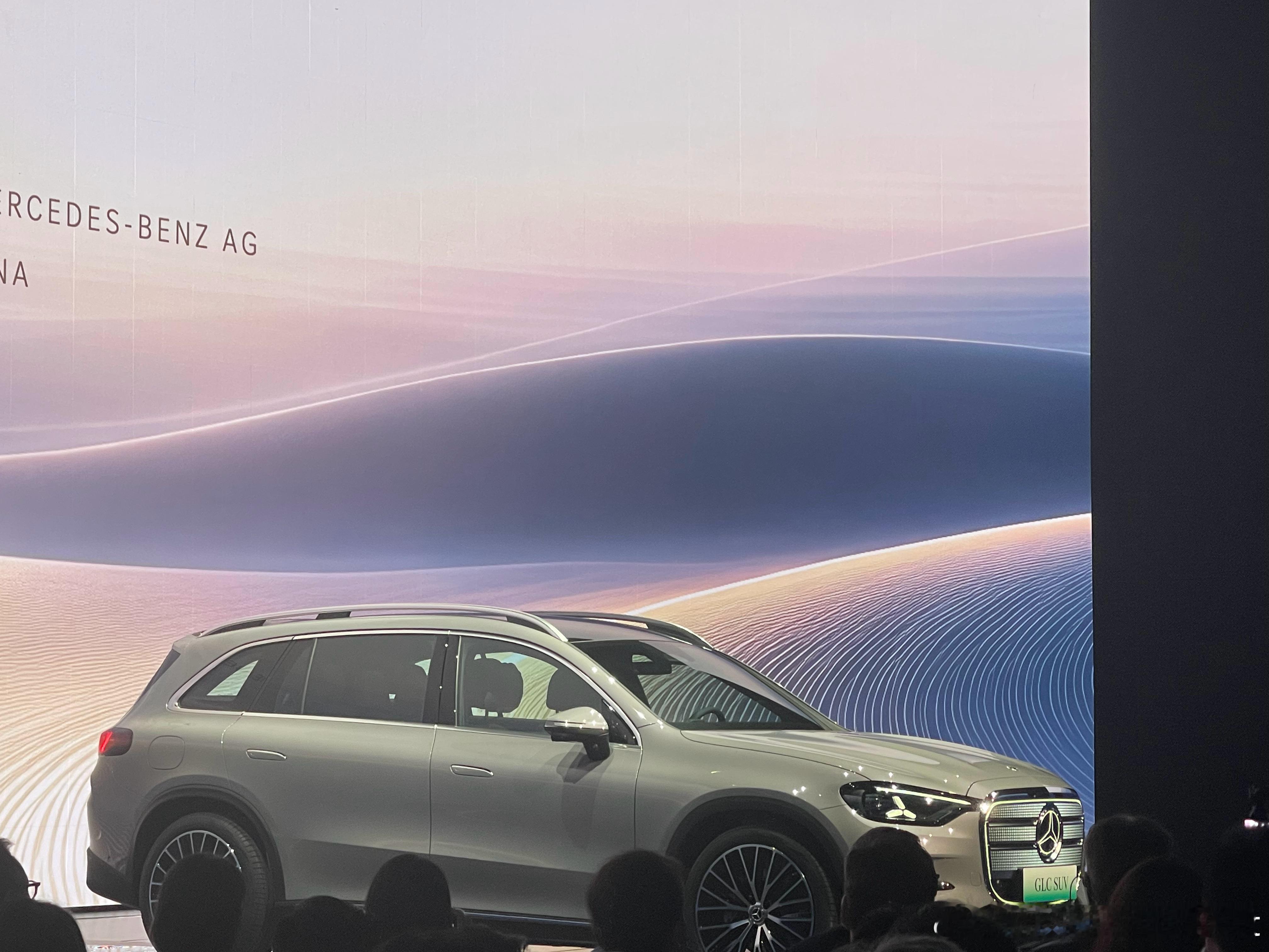 今天亮相的纯电奔驰GLC个人觉得从座舱到辅助驾驶的智能已经很完备了现在新能源车在