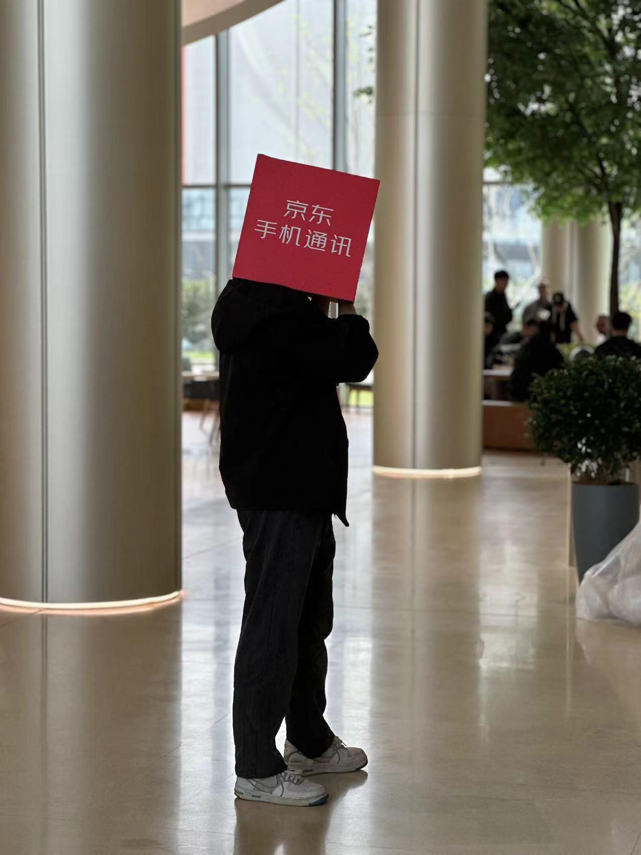 虽然没去到现场，但是看到别人去了现场，工作人员热情洋溢地为他们解读小米汽车的先进