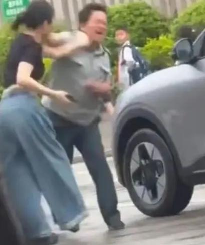 保安为什么不受人待见？
一名保安因为被一名女子踢了一脚还了对方一巴掌而被千夫所指