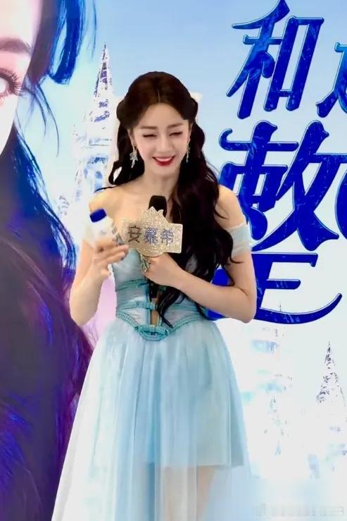 迪丽热巴这个咖位，还穿深V开到腰的裙子，到底是图啥啊？ 