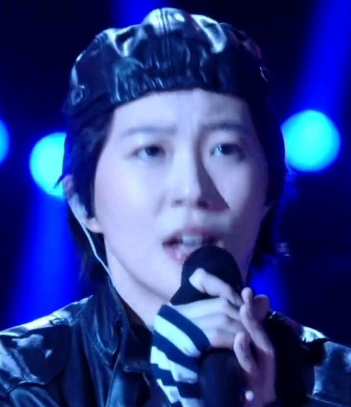 近日，随着《歌手2026》首期节目播出，窦靖童因独特经历和个性被网友称为“内娱哈