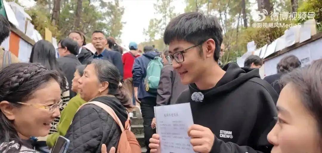 从截图上看，影视飓风Tim在这份简历中写道，自己是杭州本地男孩，初中学历（国内）