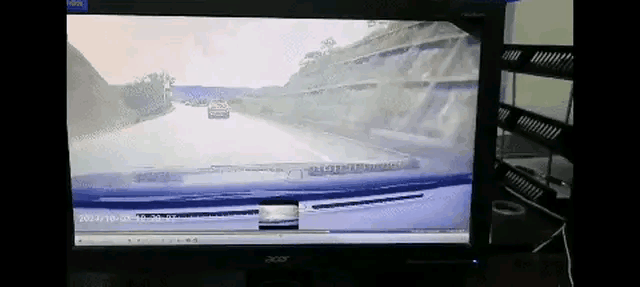 好好的为什么会突然变道，直接撞向环卫车，真的要查查真实的原因啊！视野那么广阔，白