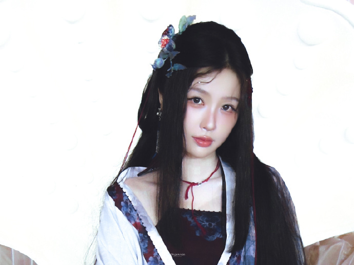 虞书欣坐在蚌壳里拍照  虞书欣蚌精少女神图有期待和新剧角色见面 