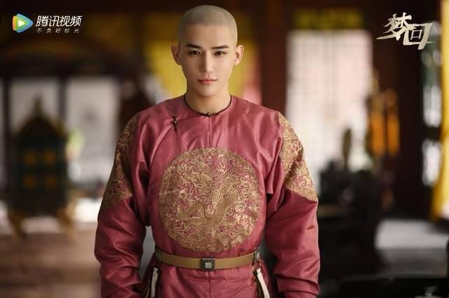 神隐不是王安宇的第一部古装剧哦第一次穿古装就搭档李兰迪出演《梦回》，少年气满得快