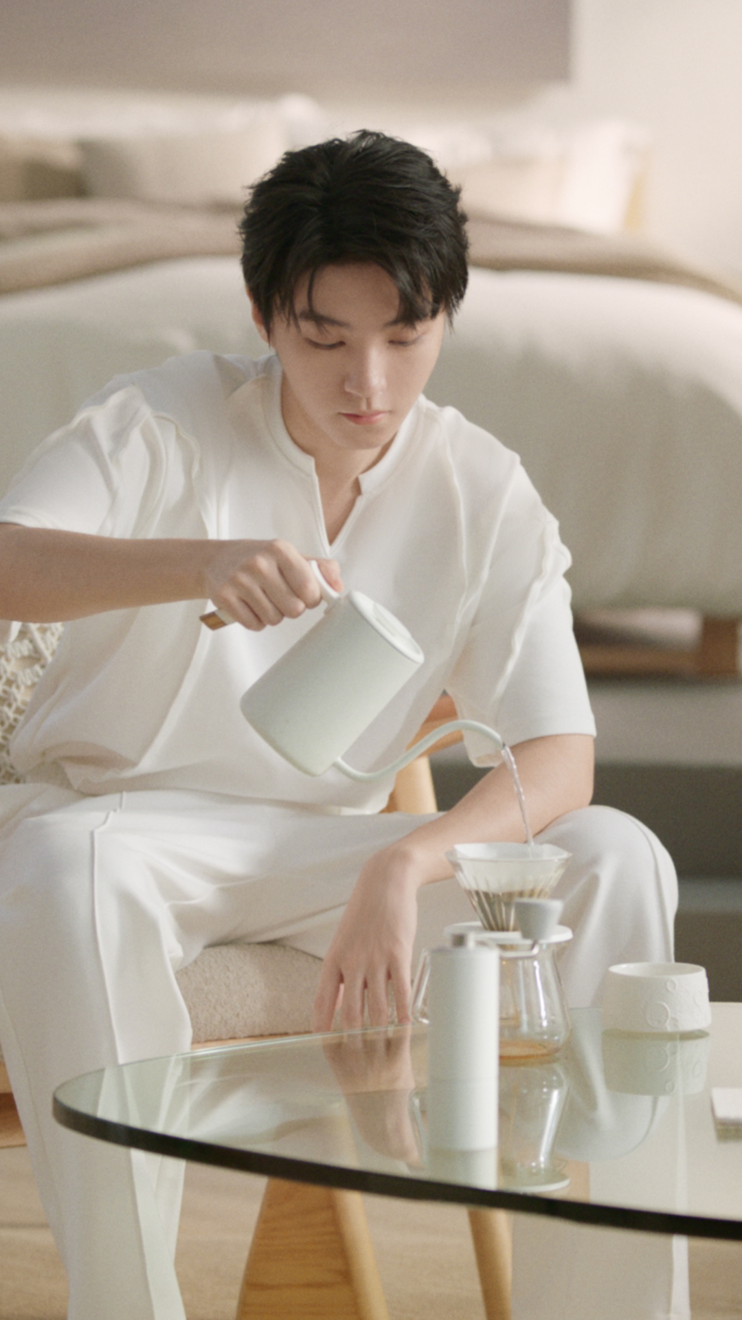 #王俊凯V领白T# 还有人没看过王俊凯白色造型大片，我都会伤心的OK？清爽自在的