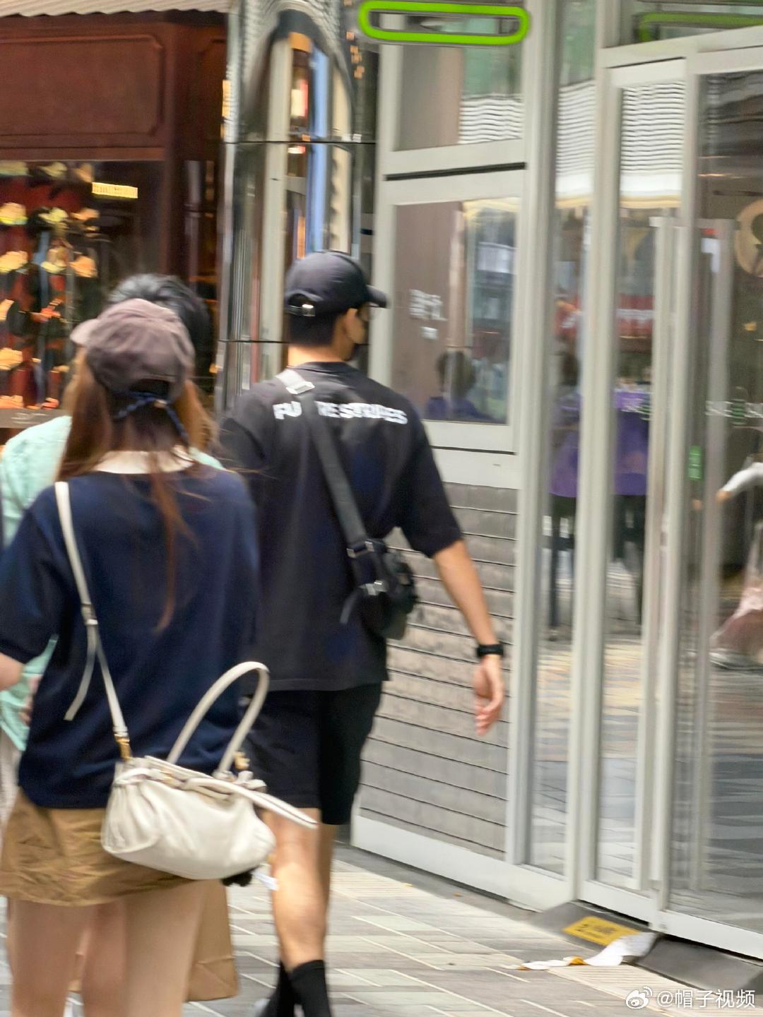 在三里屯偶遇李现网友北京三里屯偶遇李现在三里屯偶遇李现，这种“高能量”体质真的太