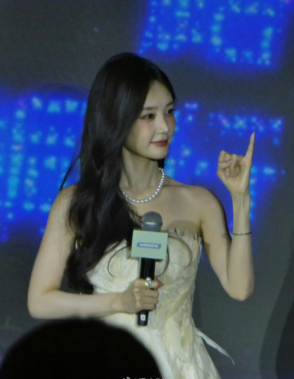 李一桐线下美成啥样了李一桐妈生脸还在发力李一桐 线下实景颜值狠狠惊艳，妈生脸状态