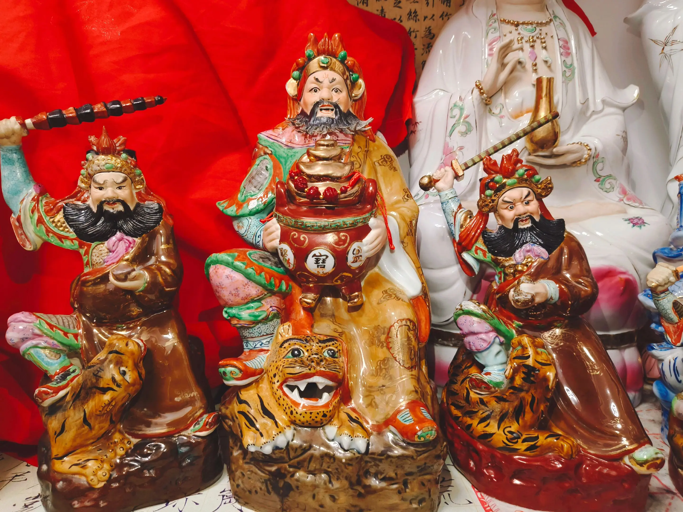 虎啸玄坛，宝鼎聚乾坤财禄； 鞭挥尘界，神威清天地妖氛。