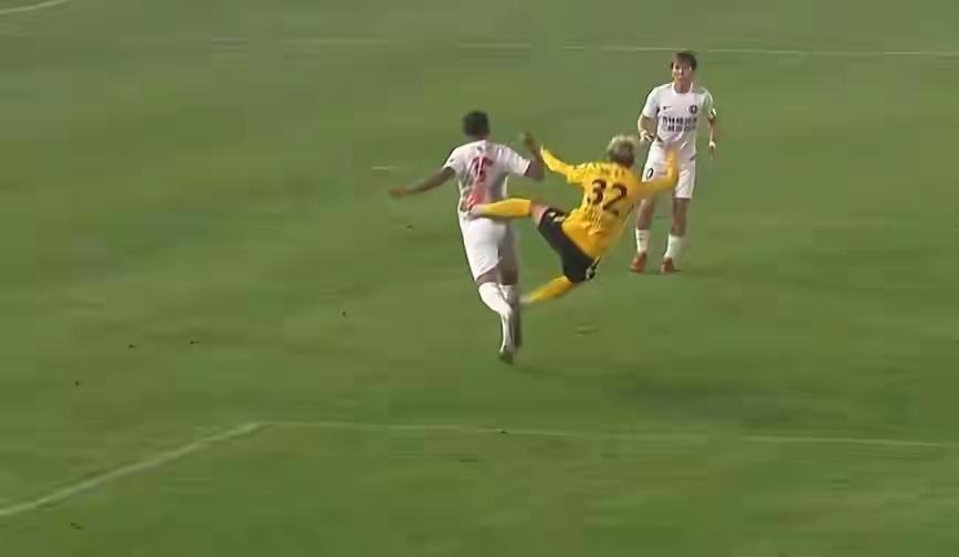 中超赛场再现“少林足球”！
上周联赛第5轮，青岛西海岸主场对阵辽宁铁人的比赛中，