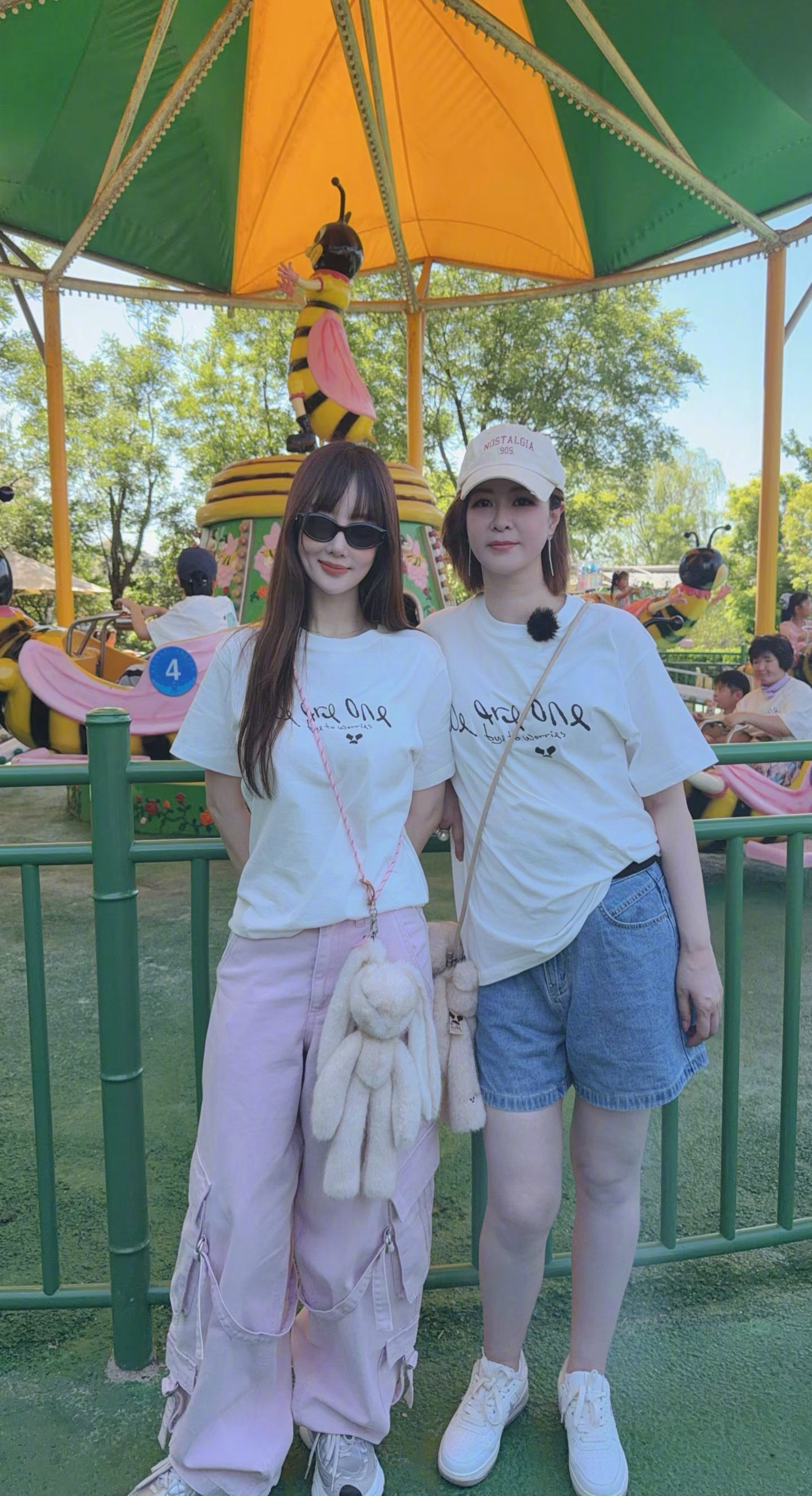 李小璐杜华一同出席活动李小璐杜华同框 公益现场看点十足，李小璐和杜华惊喜同框。二