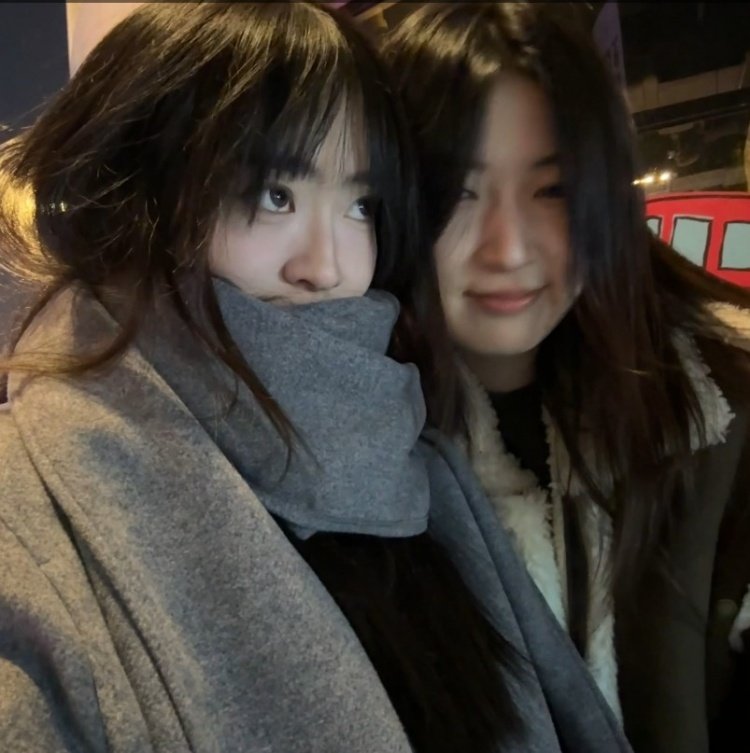 JackeyLove女友晒照：这天气出来逛圣诞集市的人做什么都会成功的这不左手吗