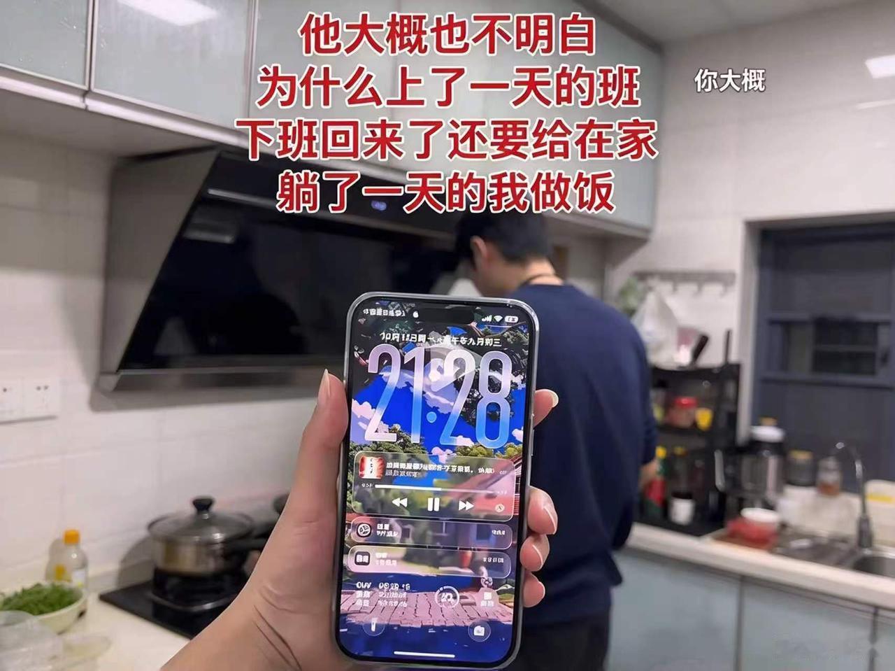 江苏一名女子发视频炫耀：晚上九点多，丈夫刚下班，来不及休息就钻进厨房炒菜。
她得