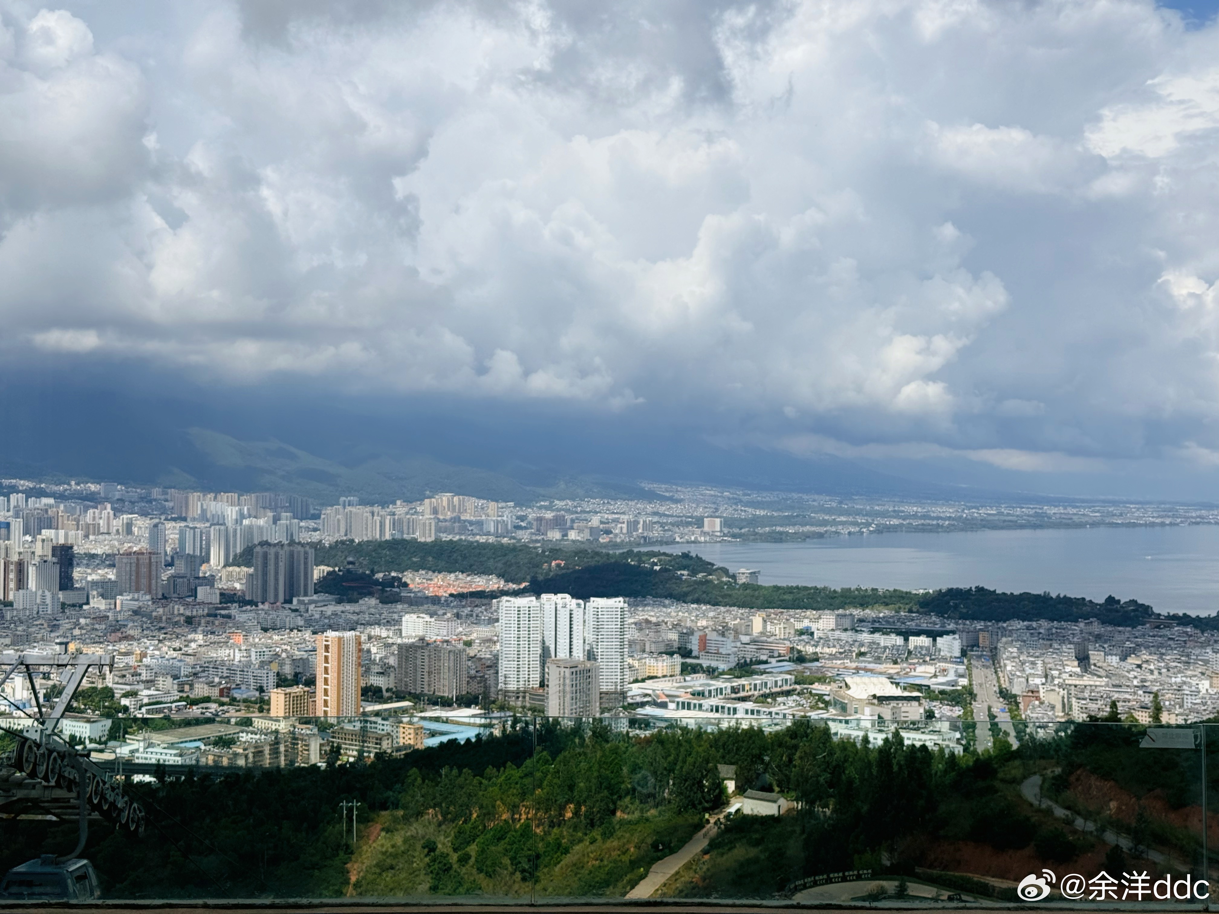 既然不快乐又不喜欢这里，不如开着9X一路向西去大理[喵喵]  ​​​