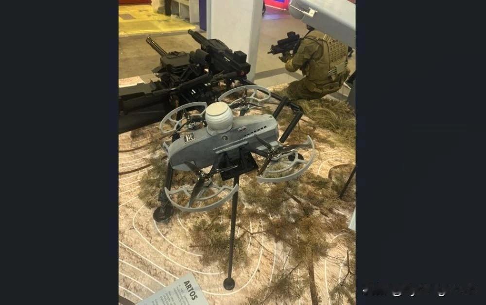 🇸🇬 新加坡加入军事潮流，推出自主研发的“神风特攻队”无人机。

在新加坡航