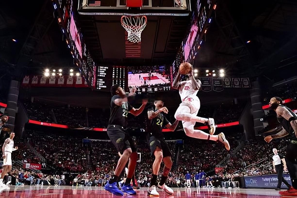 芬尼-史密斯面对鹈鹕出场15分53秒，投篮5中3，三分线外2中1，罚球1中1，得