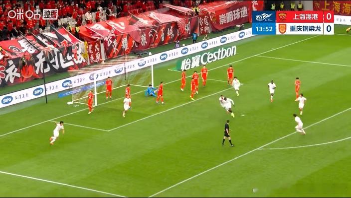 中超第7轮，上海海港vs重庆铜梁龙。比赛第14分钟，肯帕努角球开出，恩加德乌高高