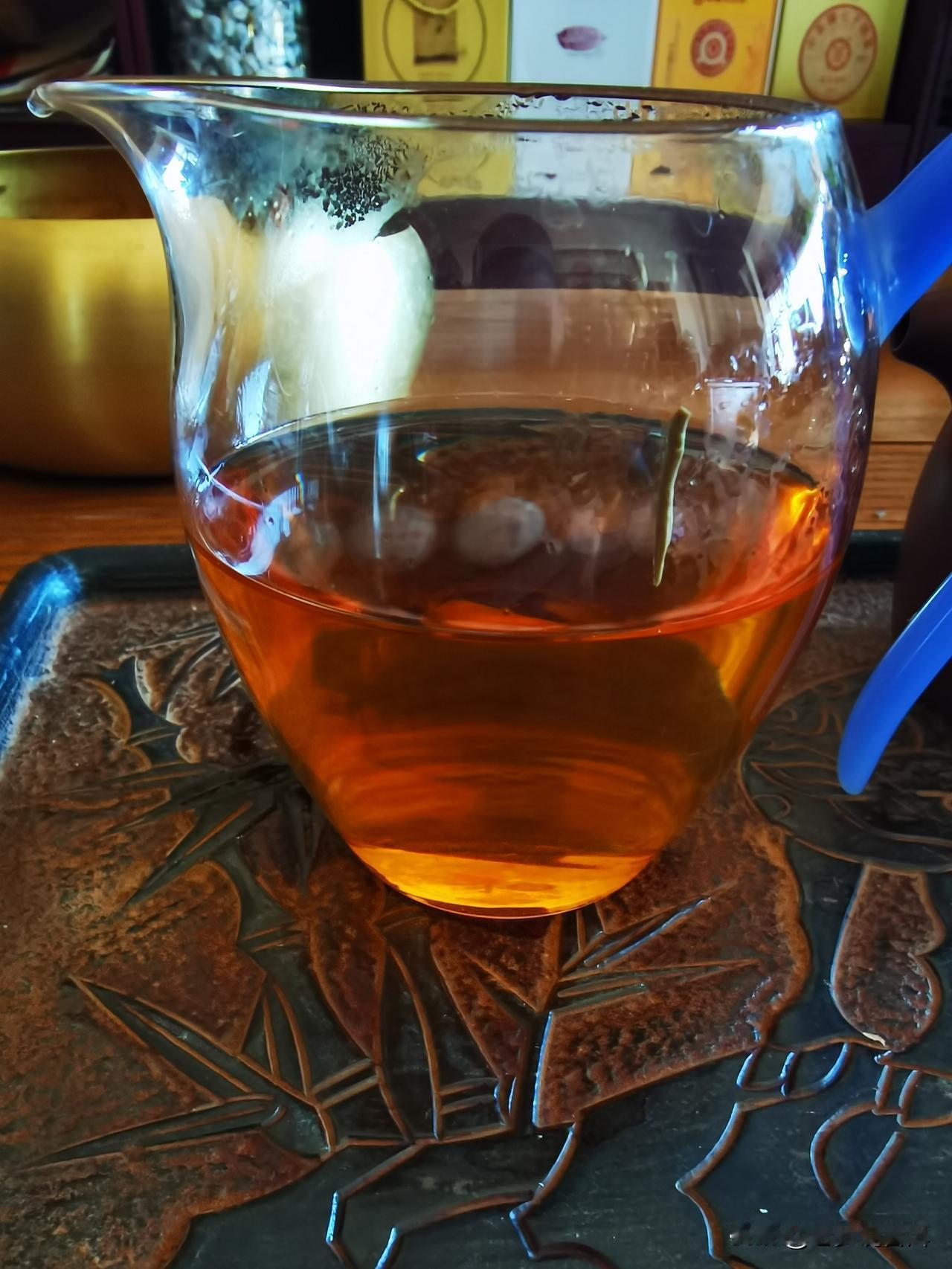 同一杯茶，不同模式拍出来的效果，图一是鲜艳模式，图二是正常模式。这一个还是随手拍