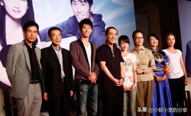 10多年前的明星合影老照片中，演技最好的要属左边穿黑色西装的这位演员，他的台词功