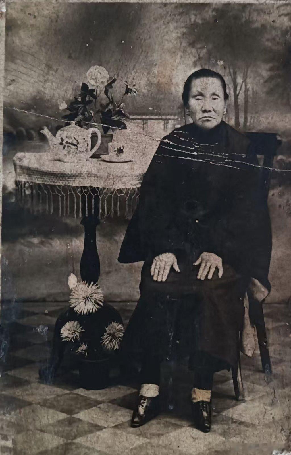 老照片修复，其实也是一门谋生的手艺……如今很多人手里胶片时代的照片退色或损坏，需