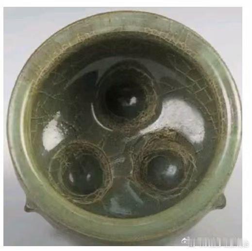 在上世纪1993年时候，宋汝窑瓷完整器的拍卖价格是人民币150万起步。所以，现如