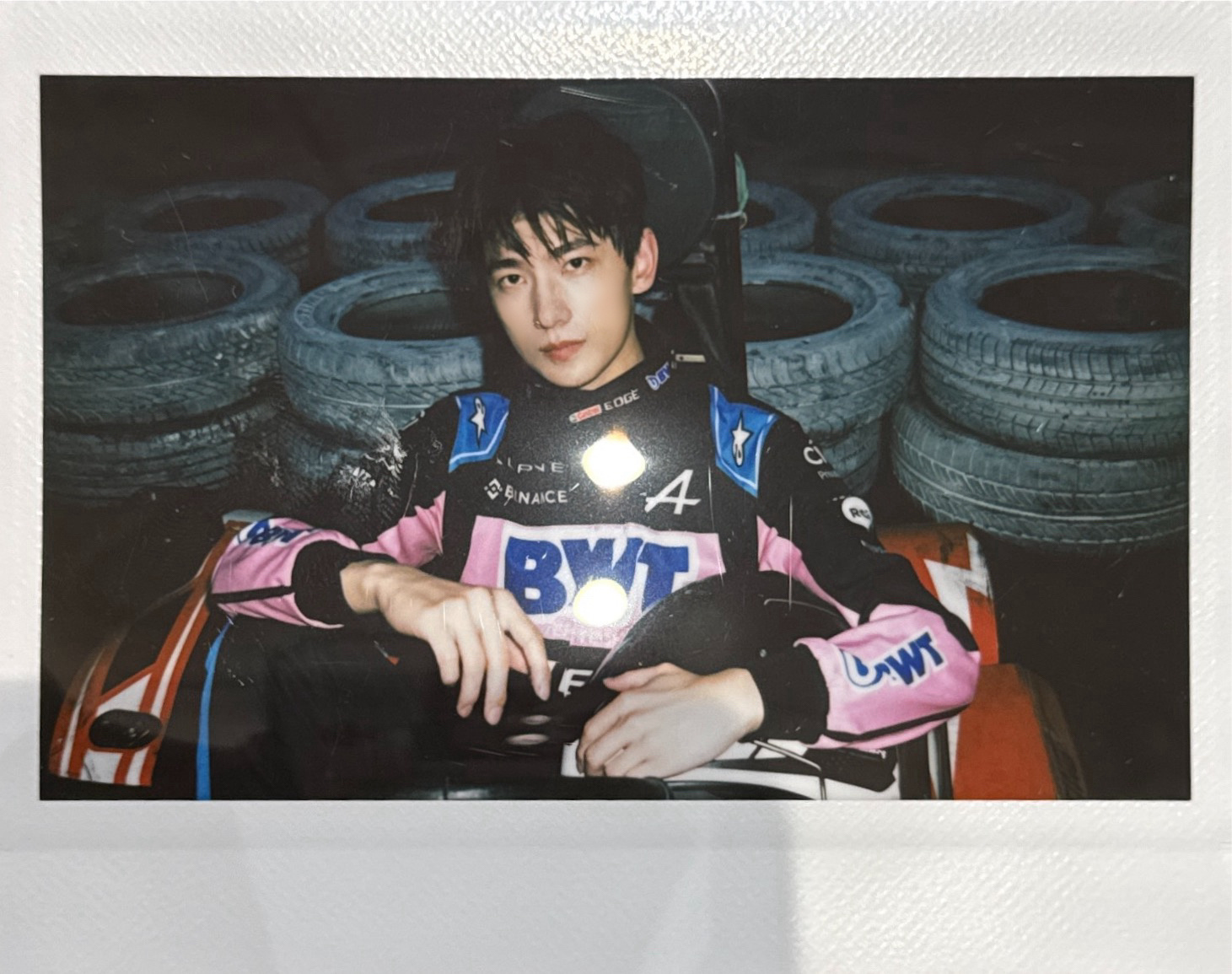 杨洋赛车服拍立得 赛车服造型，真就硬帅啊哥[期待] ​​​