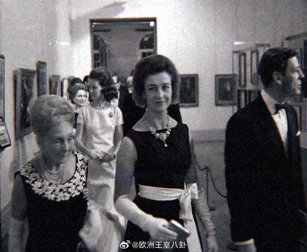 老照片 1968年，英国王室成员和希腊末代国王康斯坦丁二世、王后安妮-玛丽出席首