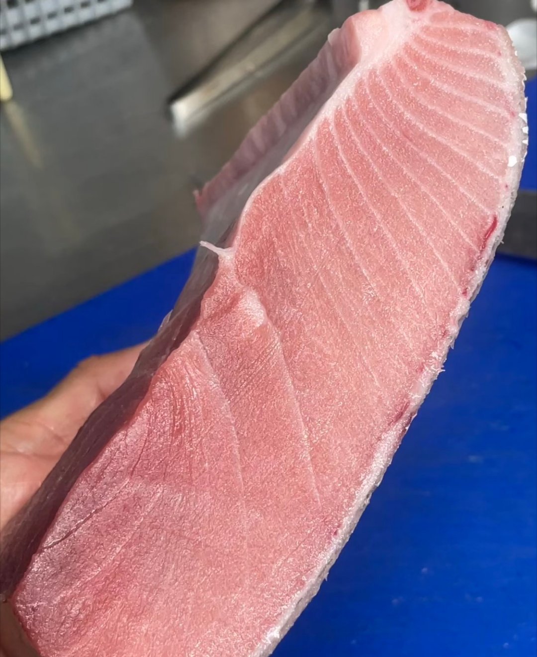 真没想到，三千年前的老祖宗就吃上刺身了。那时候叫“鱼脍”，新鲜鱼肉切得薄薄的，蘸