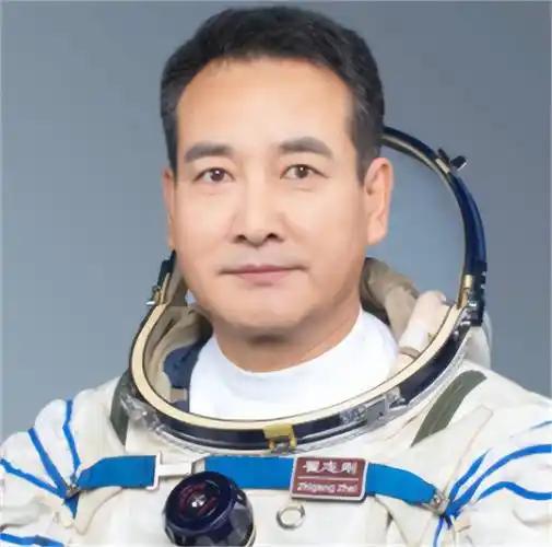 这是中国航天史上最“怂”的一句话，但说这话的人是翟志刚——2008年第一个把五星