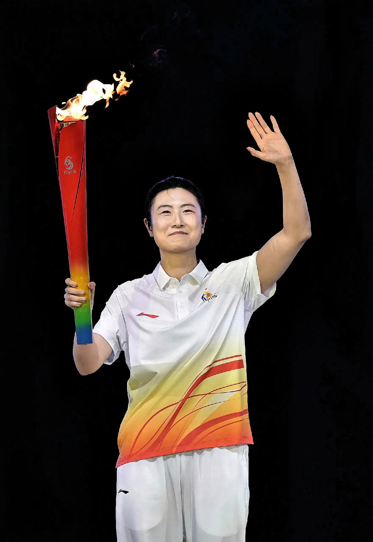 又看到了熟悉的丁宁！谁能想到，我们国乒的大宝贝竟然出现在三亚亚沙会上，作为今晚开